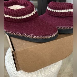 Everfoam burgundy slipper shoes - Size 9 (NWOT)